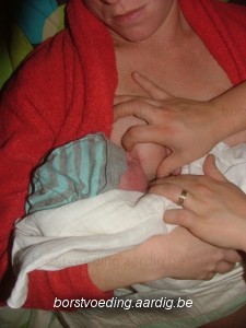 Borstvoeding: aanleggen pasgeboren baby met hulp van verloskundige