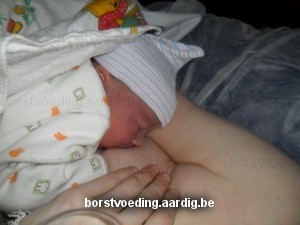 Borstvoeding: pasgeboren baby aan de borst Borstvoeding: pasgeboren baby aan de borst
